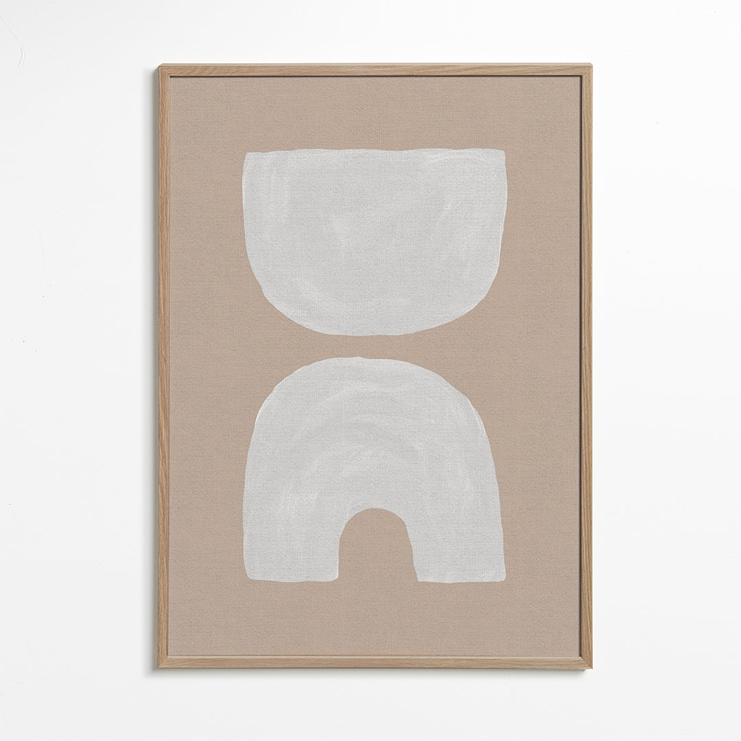 Minimalistiske hvide former på beige baggrund
