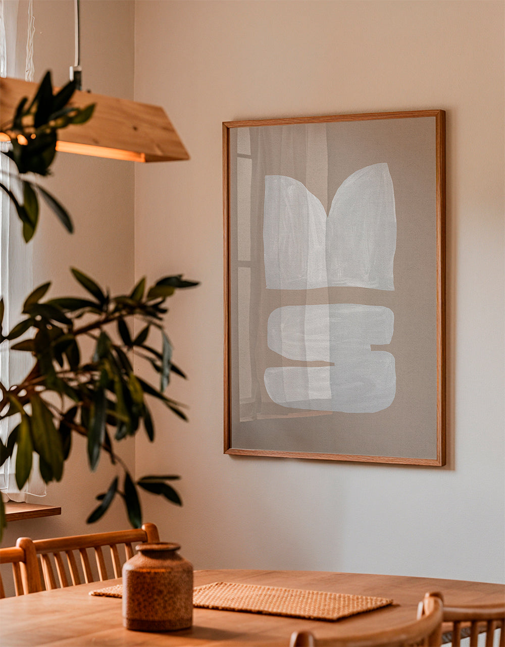 Abstrakt maleri hvid penselstrøg på beige