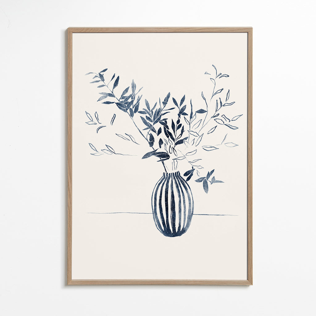 Botanisk plakat: blå grene i vase – Oak Frame