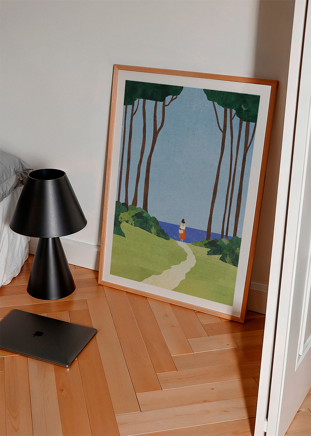 Landskabsbillede med figur ved kysten