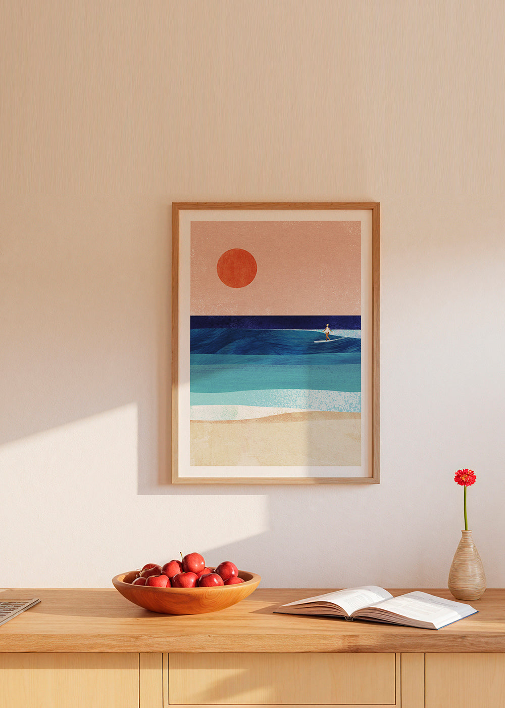 Surf-kunst: Surf-pige på minimal bølge