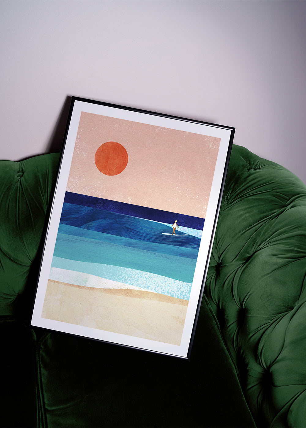 Surf-kunst: Surf-pige på minimal bølge