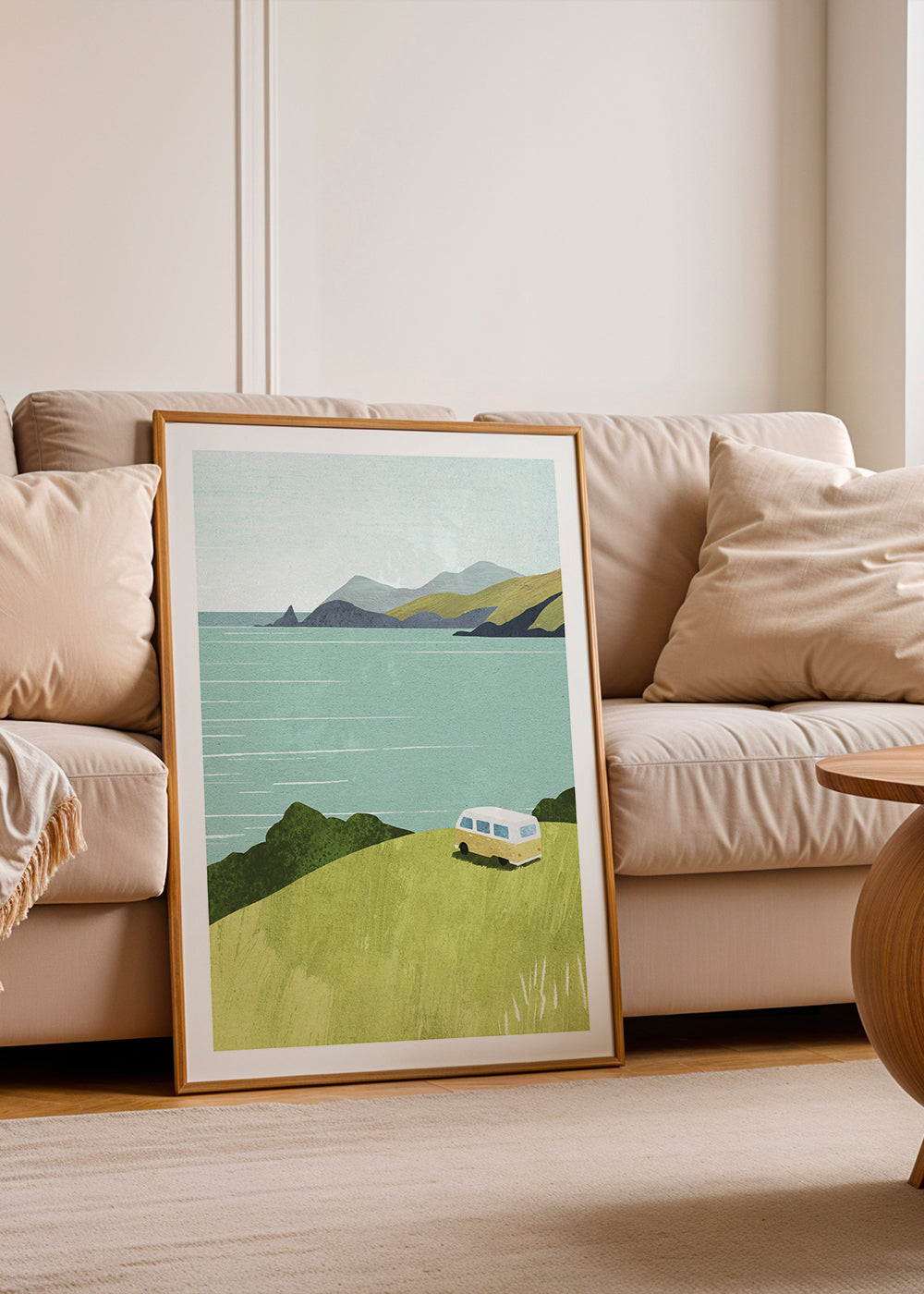 Landskabstryks med varebil ved havet