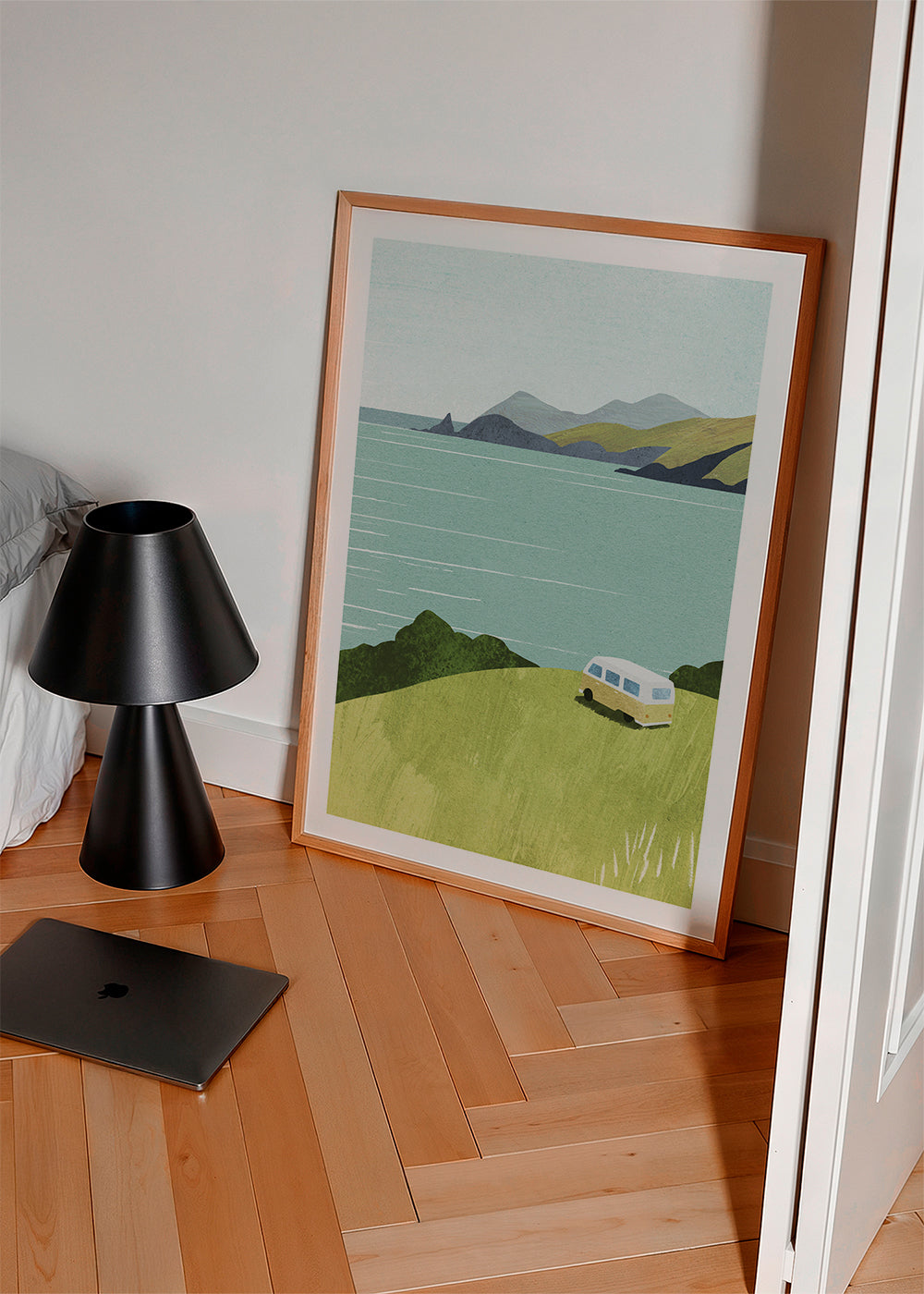 Landskabstryks med varebil ved havet
