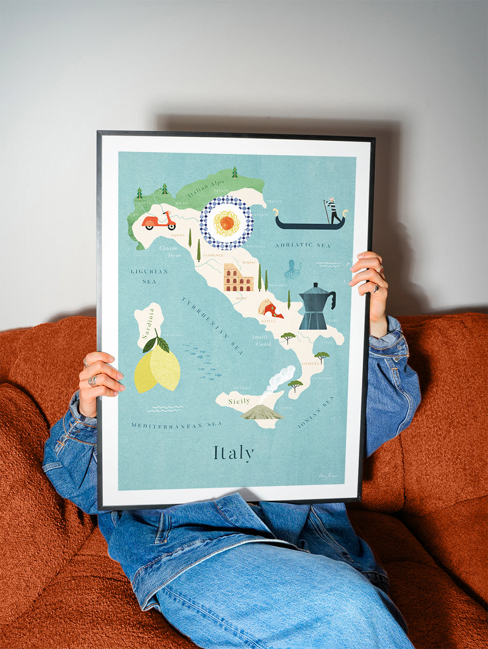 Rejseplakat: illustreret kort over Italien med kulinariske ikoner