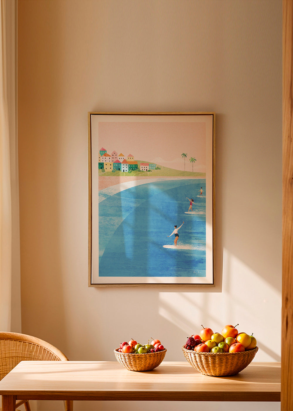 Sportkunst med surfere på pastelfarvet strand