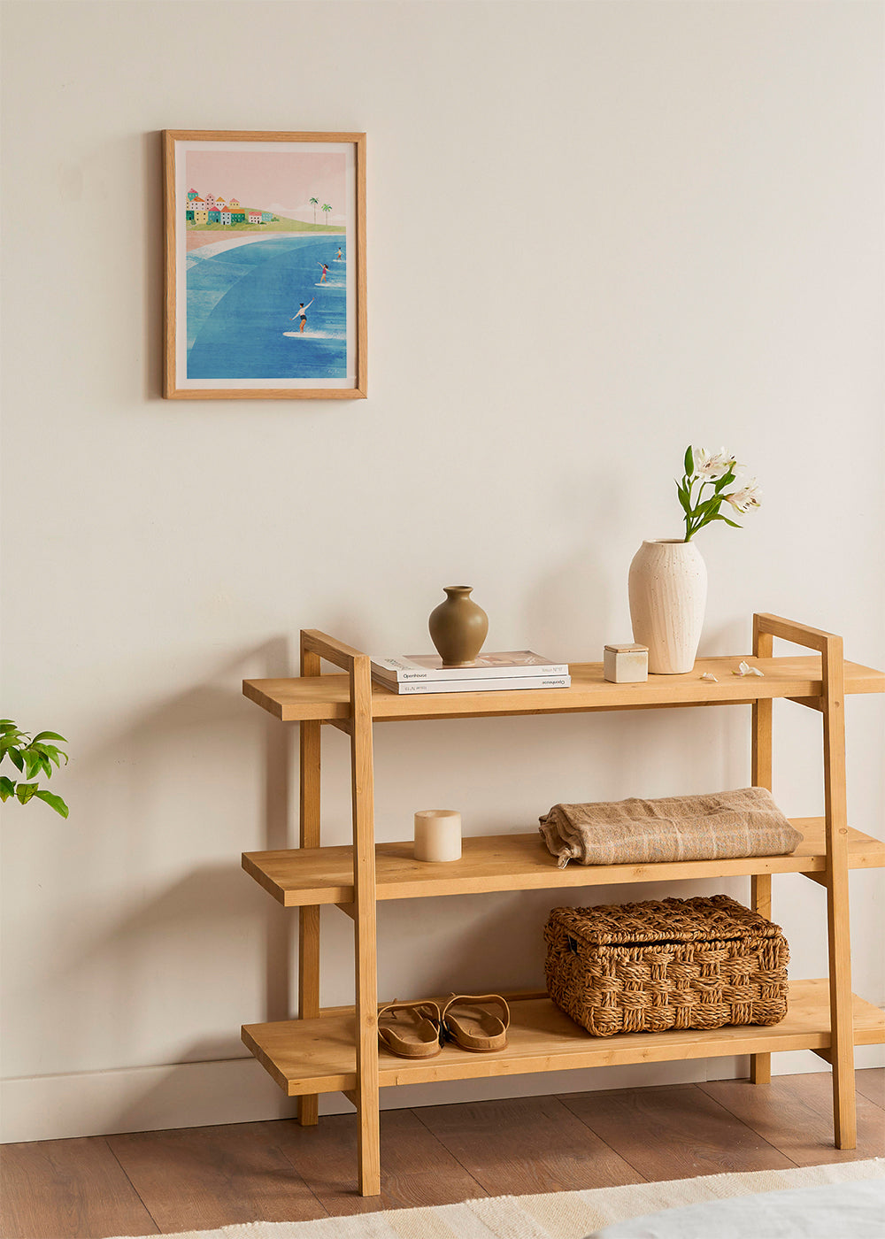 Sportkunst med surfere på pastelfarvet strand