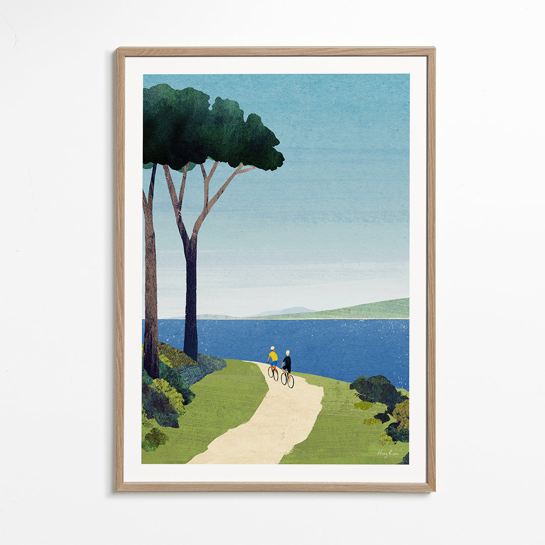 Sportsbillede med cyklister ved havet