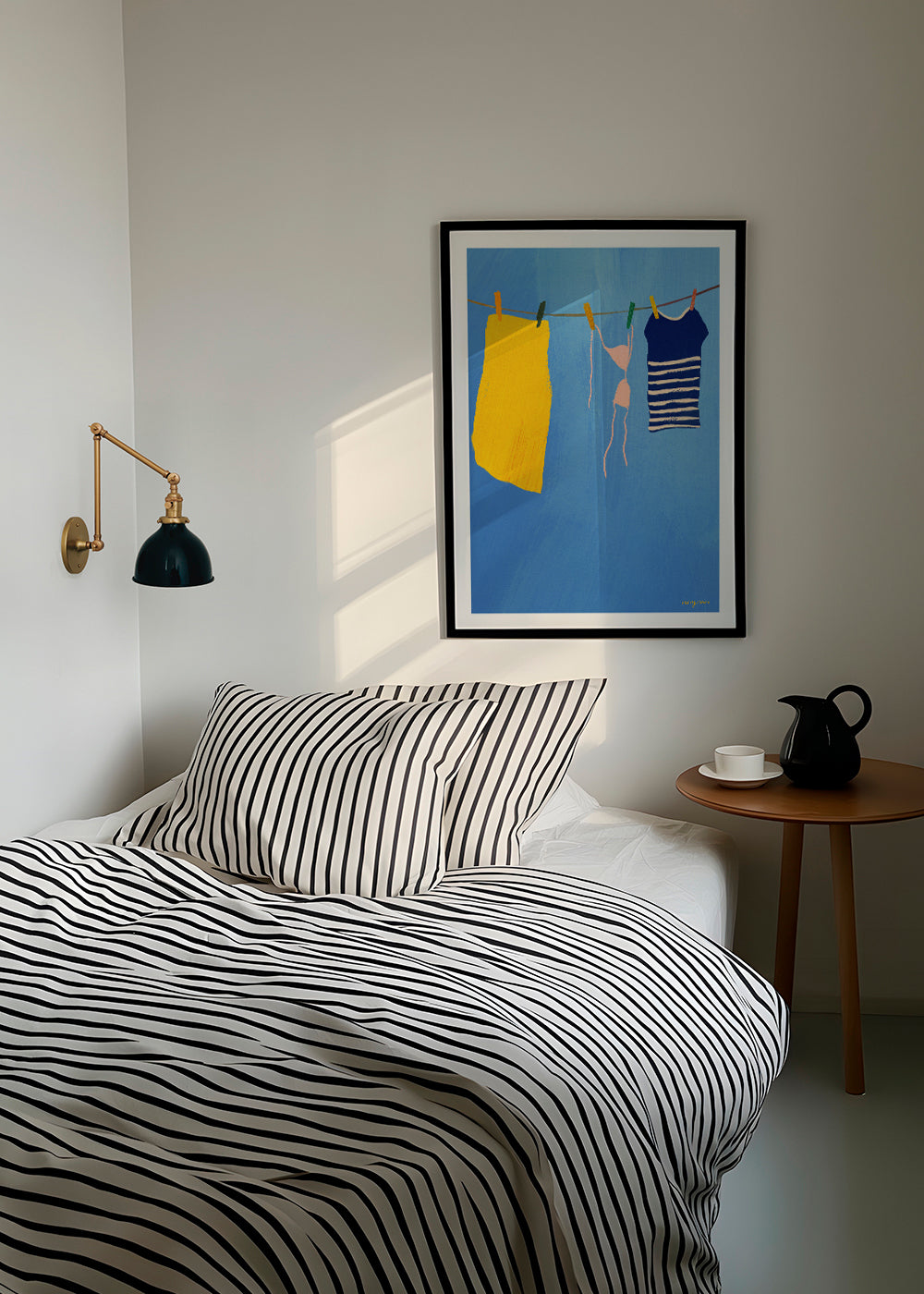 Illustration vasketøj på snor mod blåt baggrund
