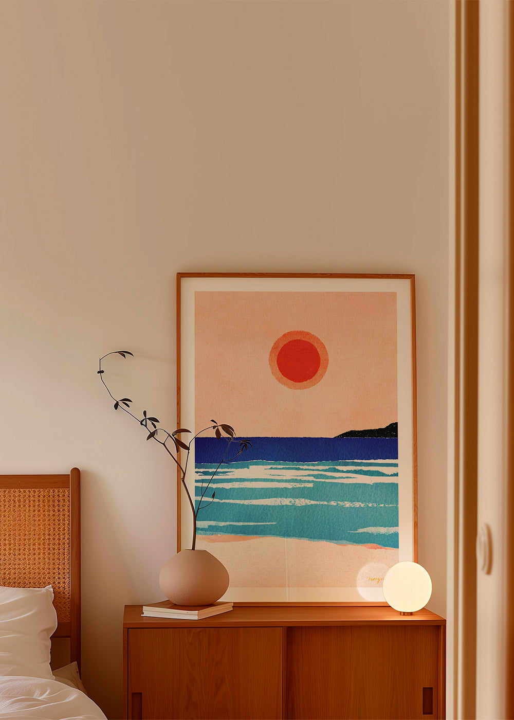 Landskabskunst: minimalistisk solopgang over havet