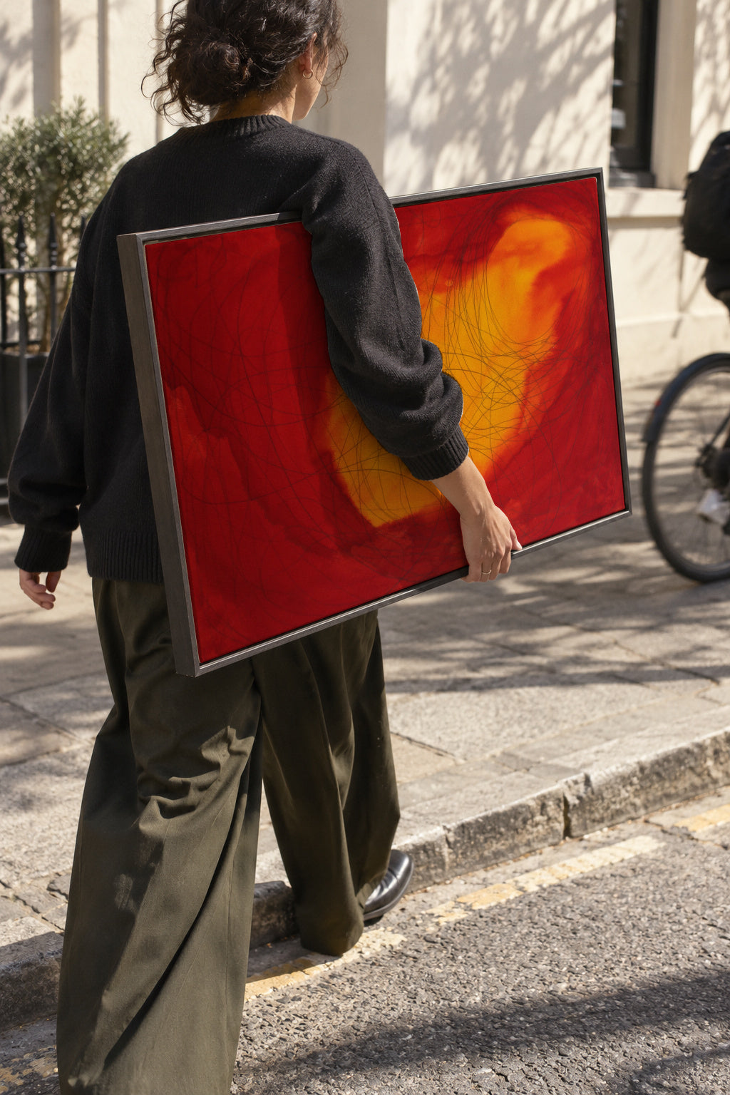 Amor pasional - Mónica López - Framed canvas in an interior