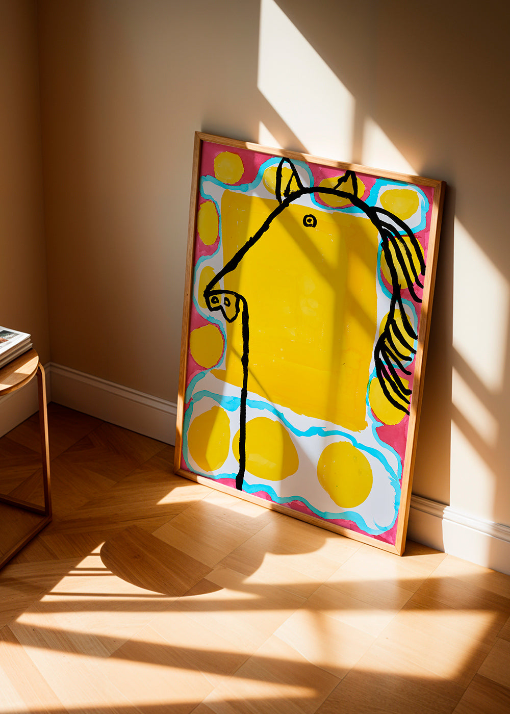 Illustration: pop-hest på gul baggrund