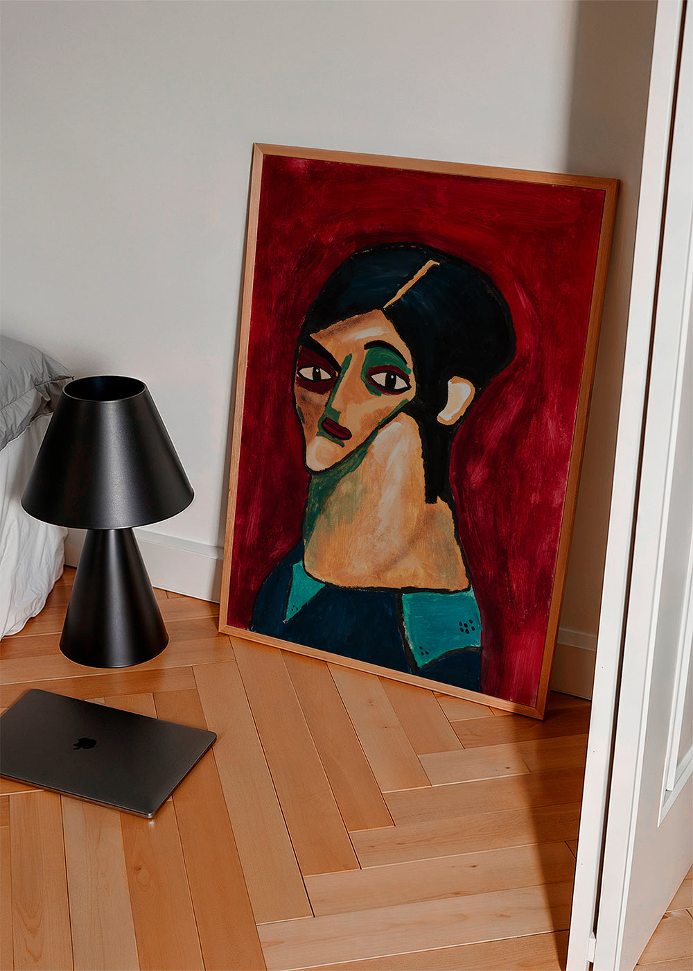Abstrakt kunst: styliseret portræt på dyb rød