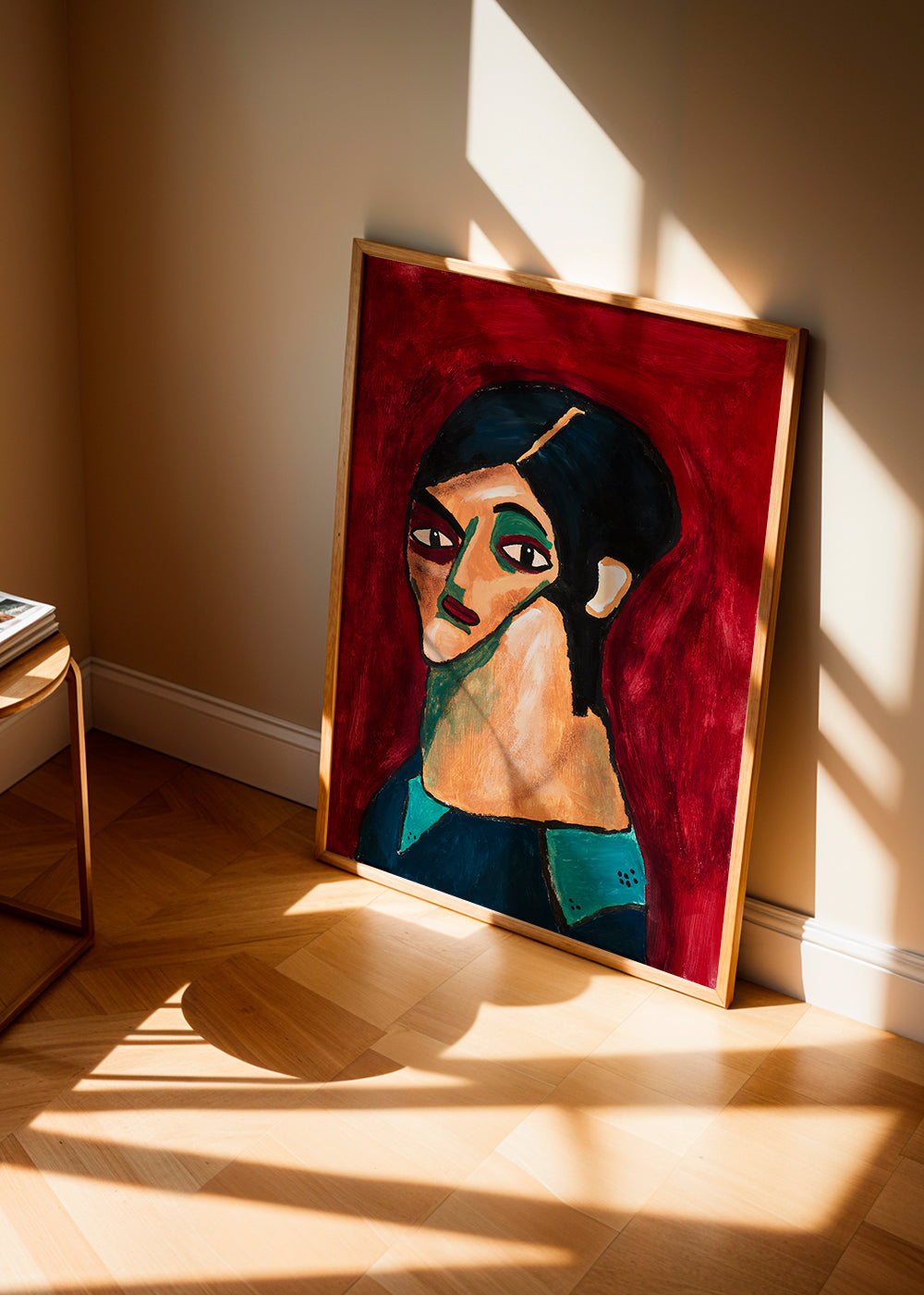 Abstrakt kunst: styliseret portræt på dyb rød