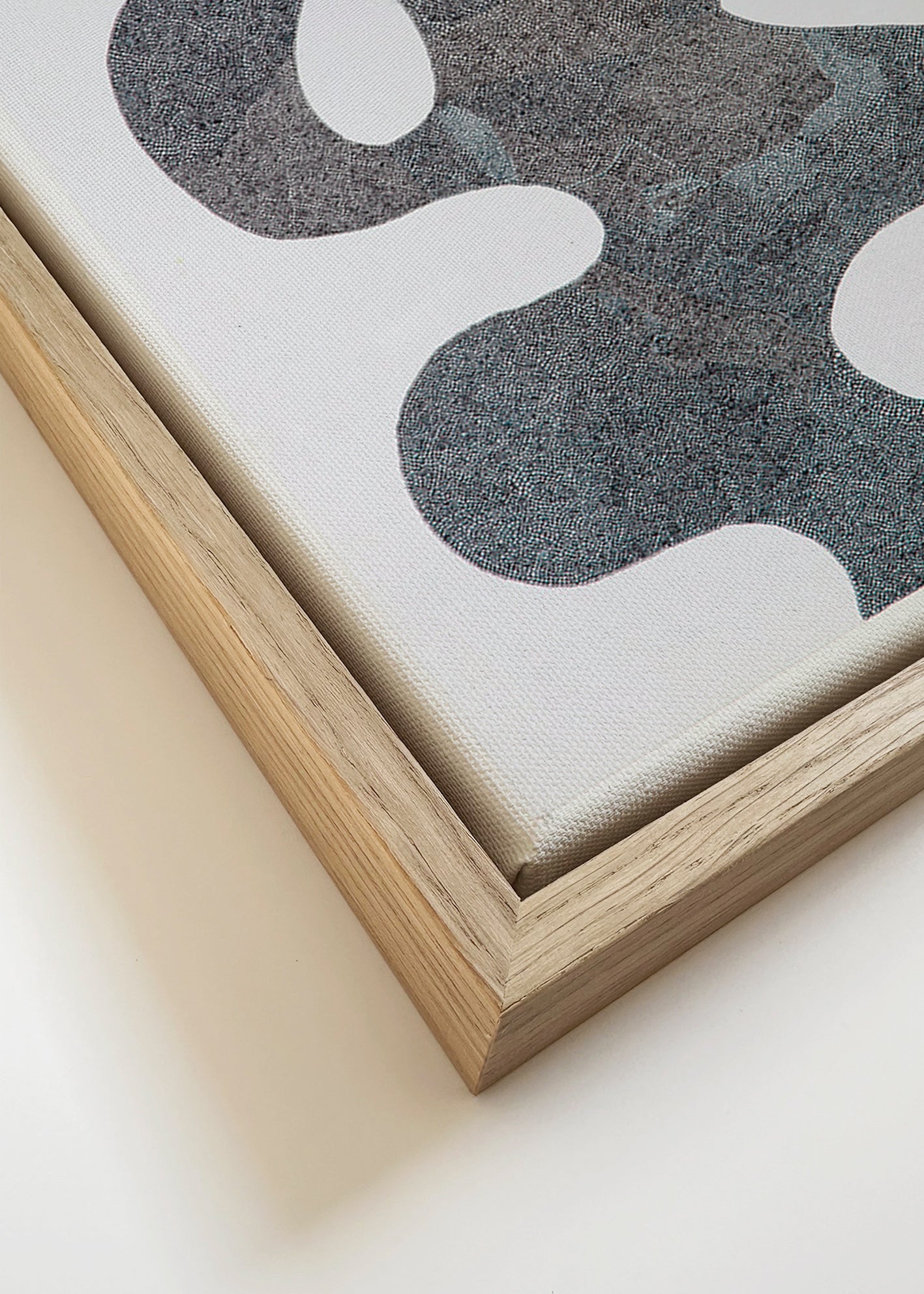 Prikket abstrakt værk med stor silhuet – Canvas detail