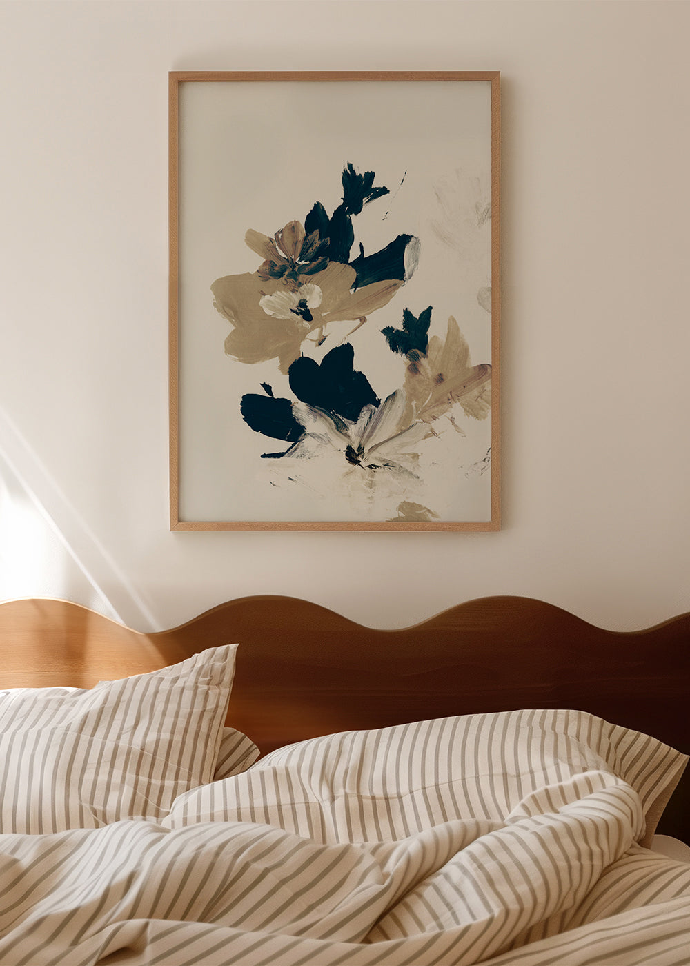 Botanisk plakat med beige og blå penselstrøg