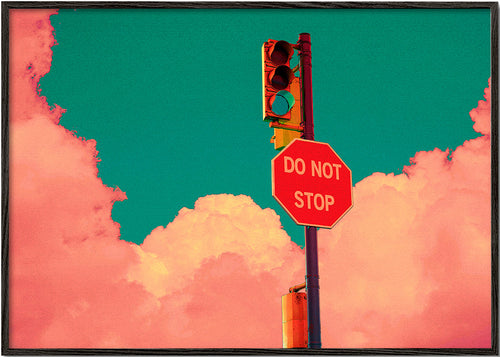 Pop-fotografi af 'DO NOT STOP' skiltet