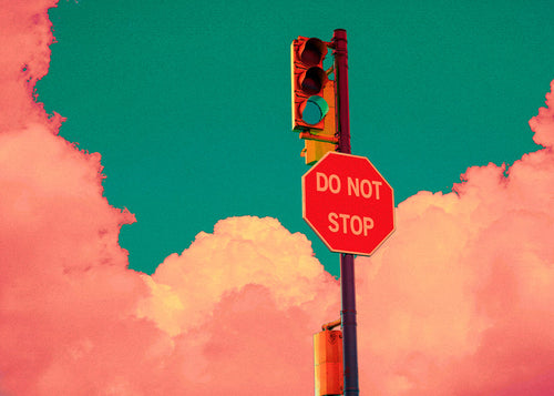 Pop-fotografi af 'DO NOT STOP' skiltet