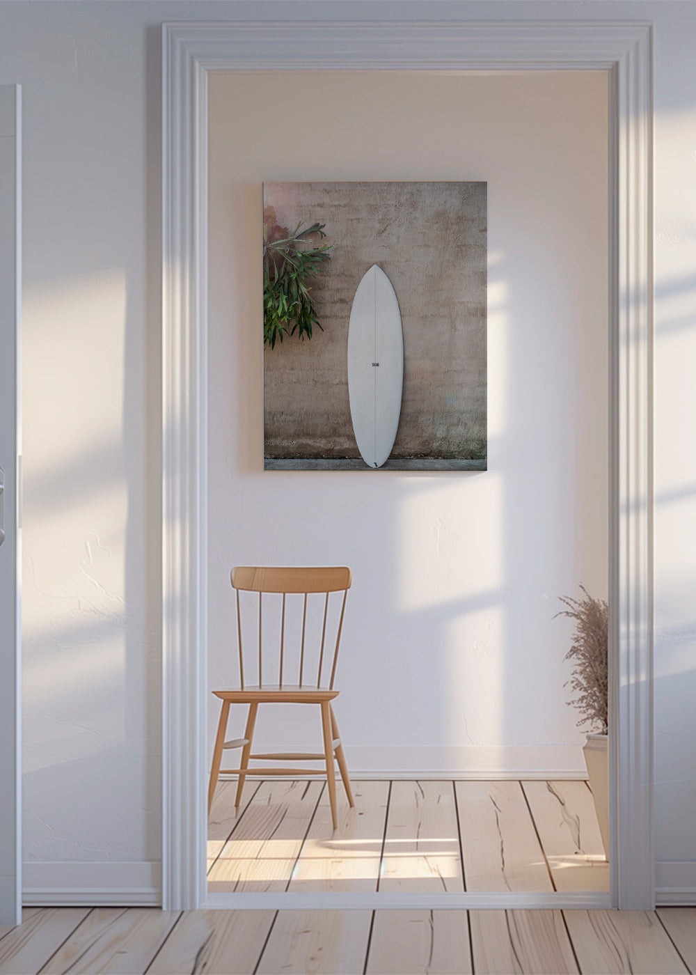 Sport kunst: surfbræt lodret foran struktureret væg