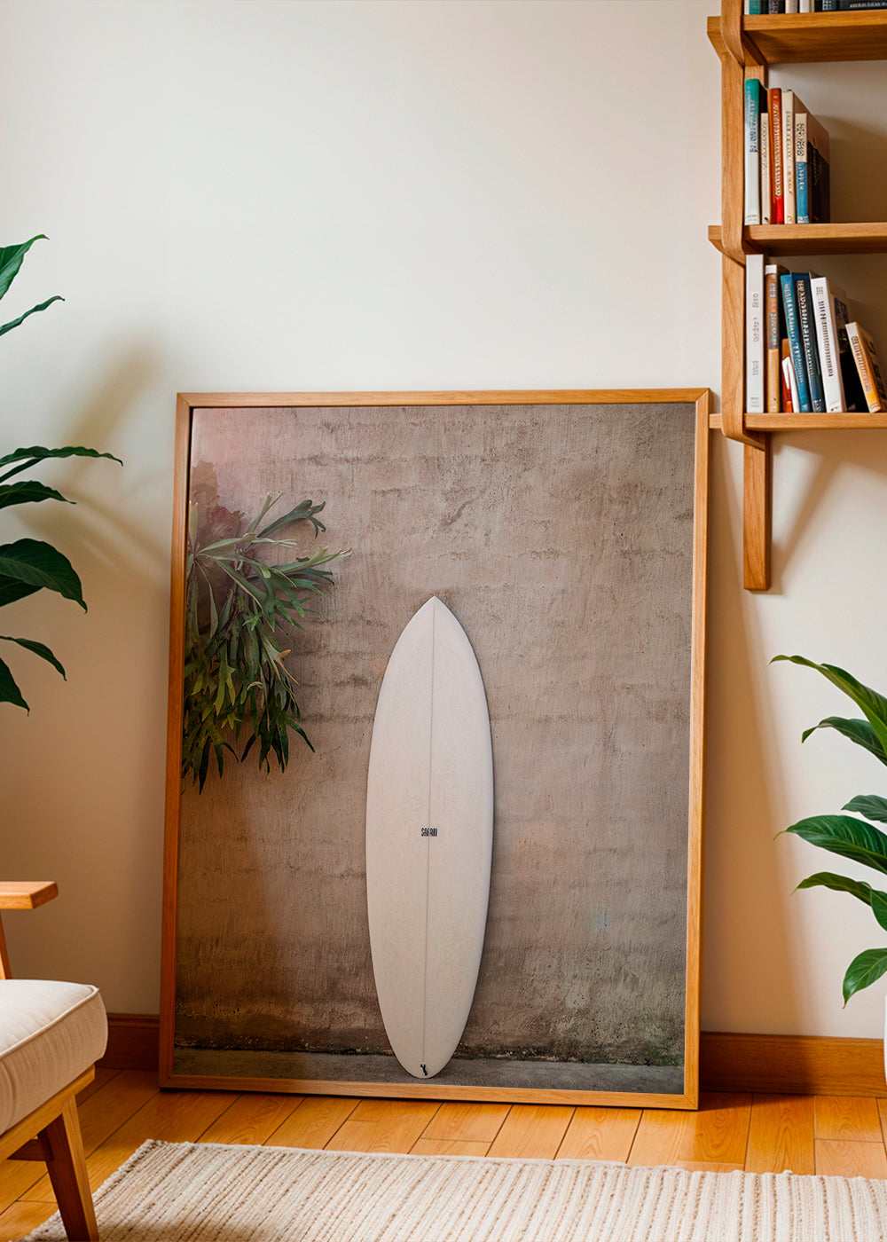 Sport kunst: surfbræt lodret foran struktureret væg
