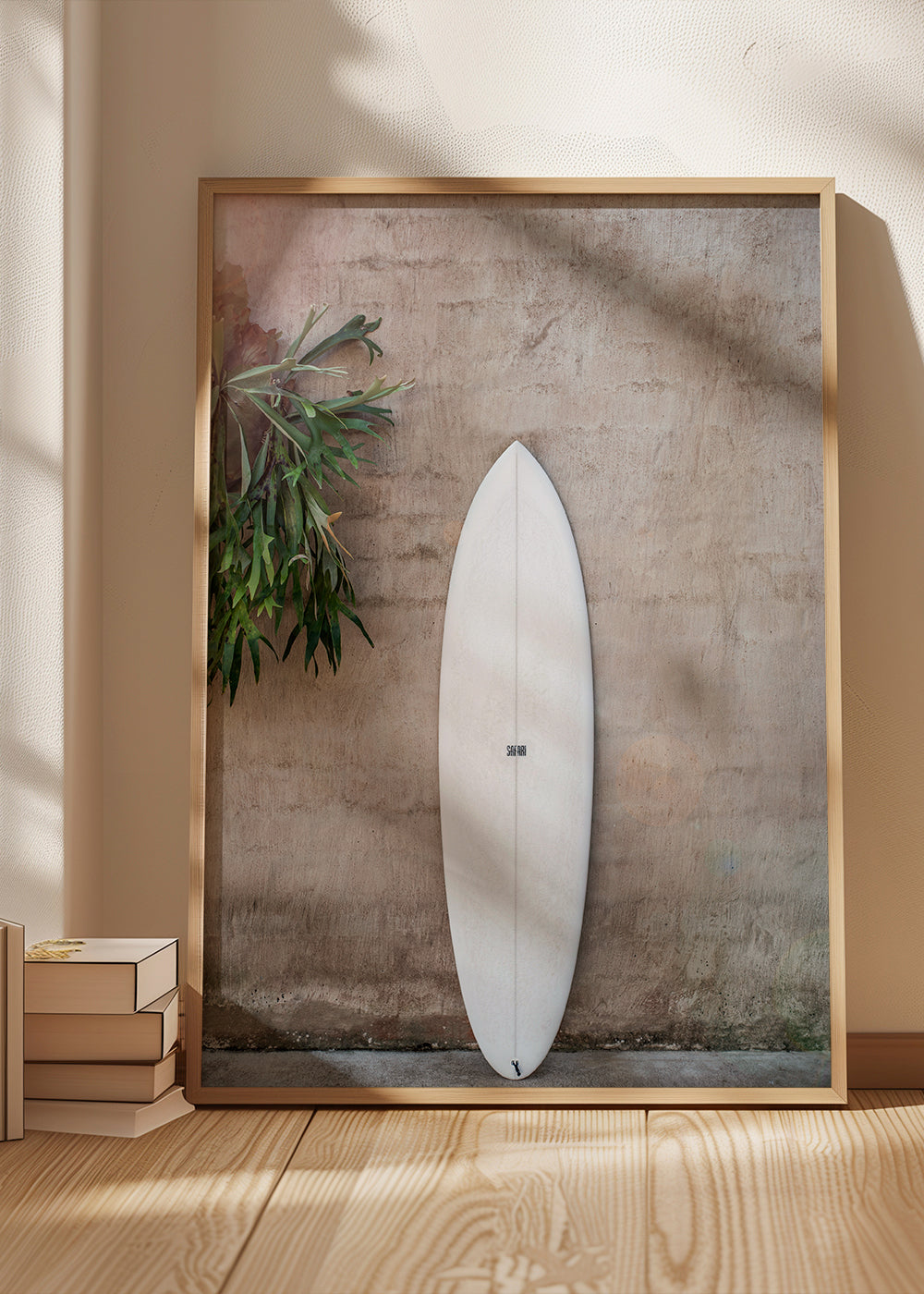 Sport kunst: surfbræt lodret foran struktureret væg