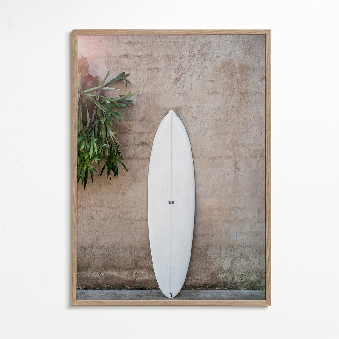 Sport kunst: surfbræt lodret foran struktureret væg