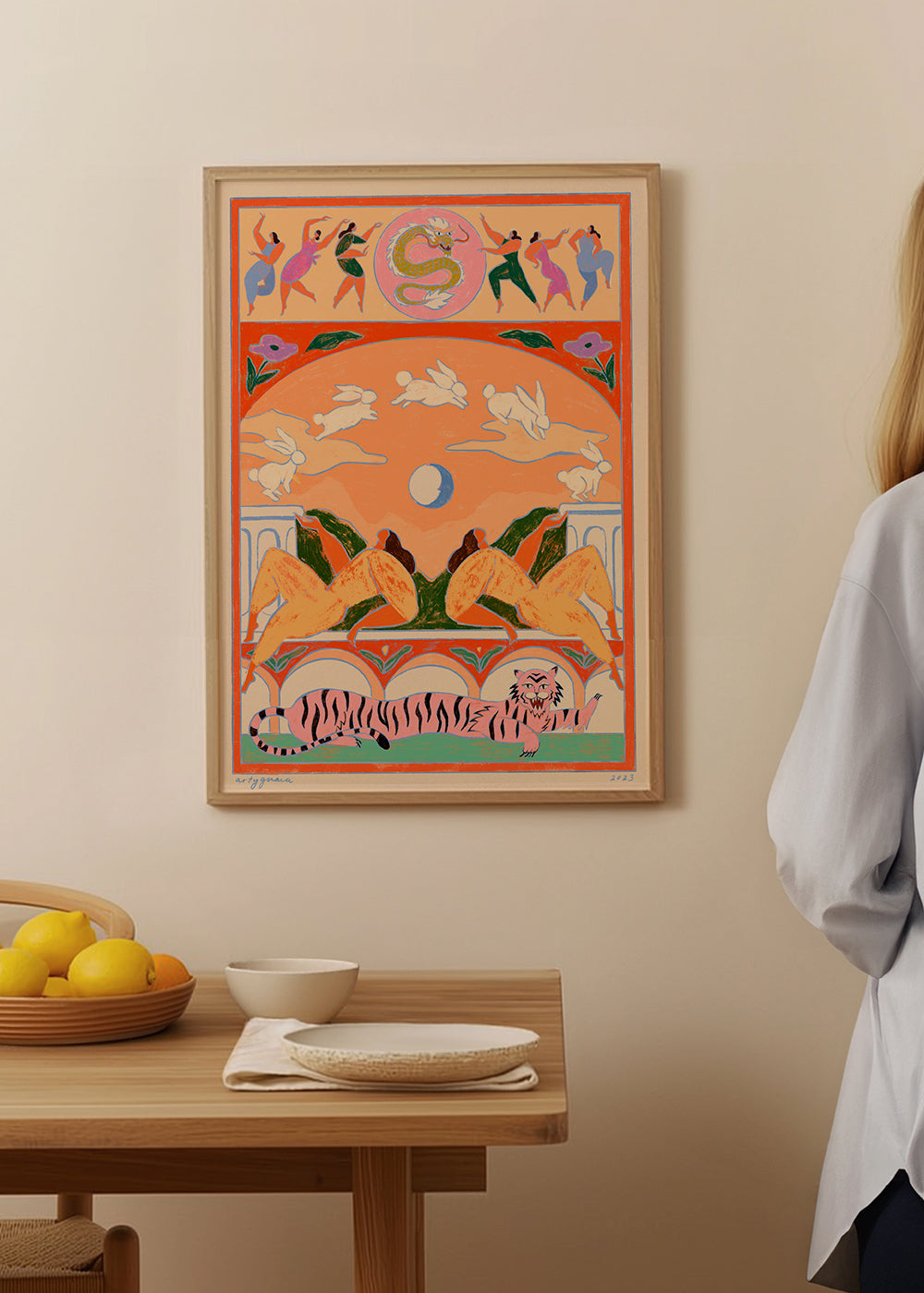 Illustration: lyserød tiger med legesyge kaniner