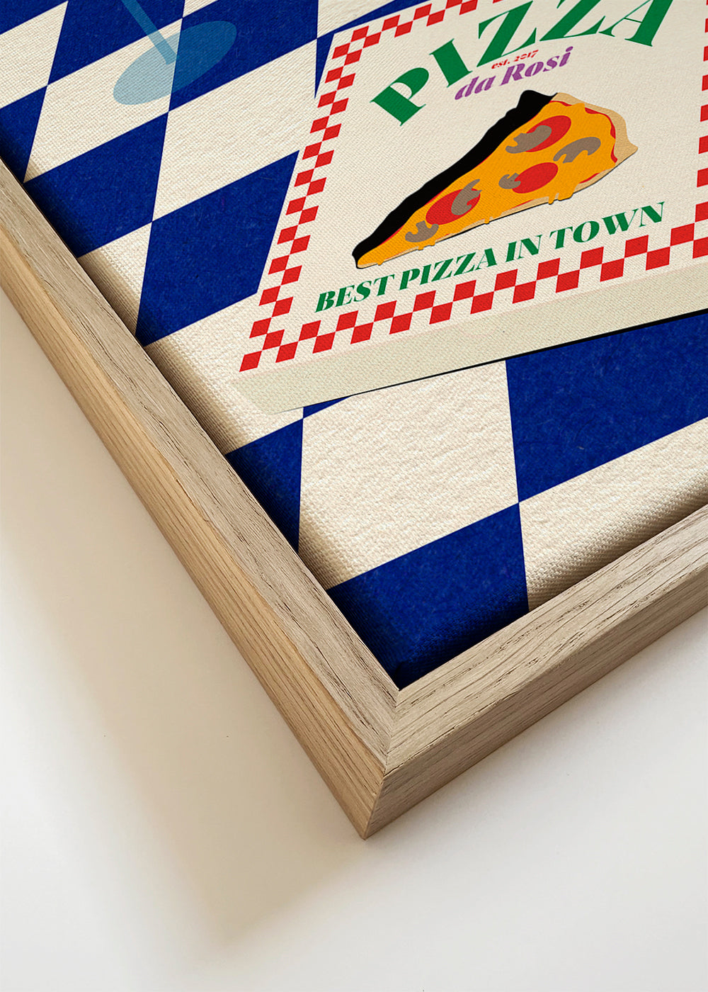 Køkkenkunst med pizza og kaffe på skakbræt