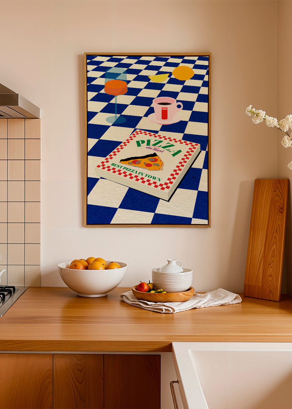 Køkkenkunst med pizza og kaffe på skakbræt