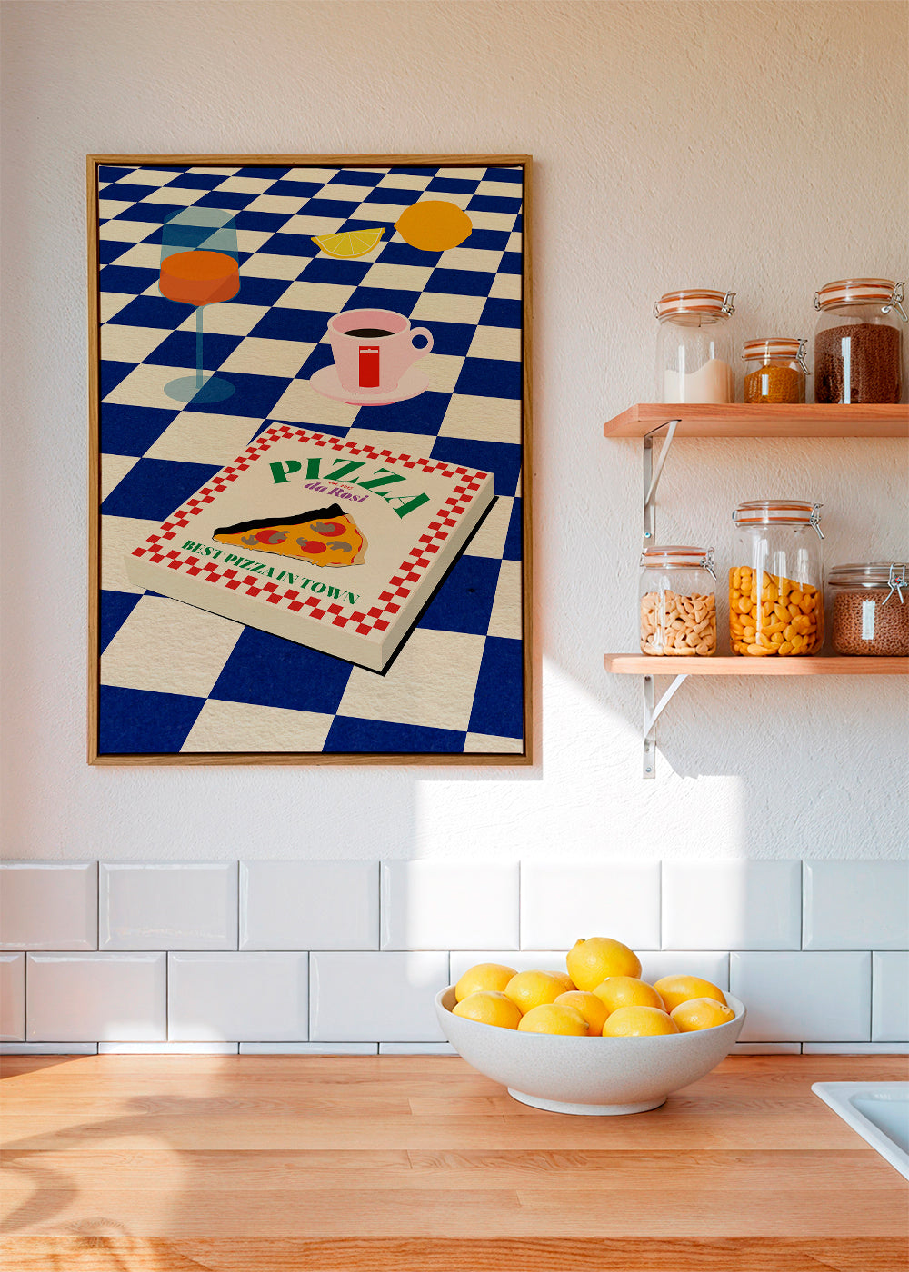 Køkkenkunst med pizza og kaffe på skakbræt