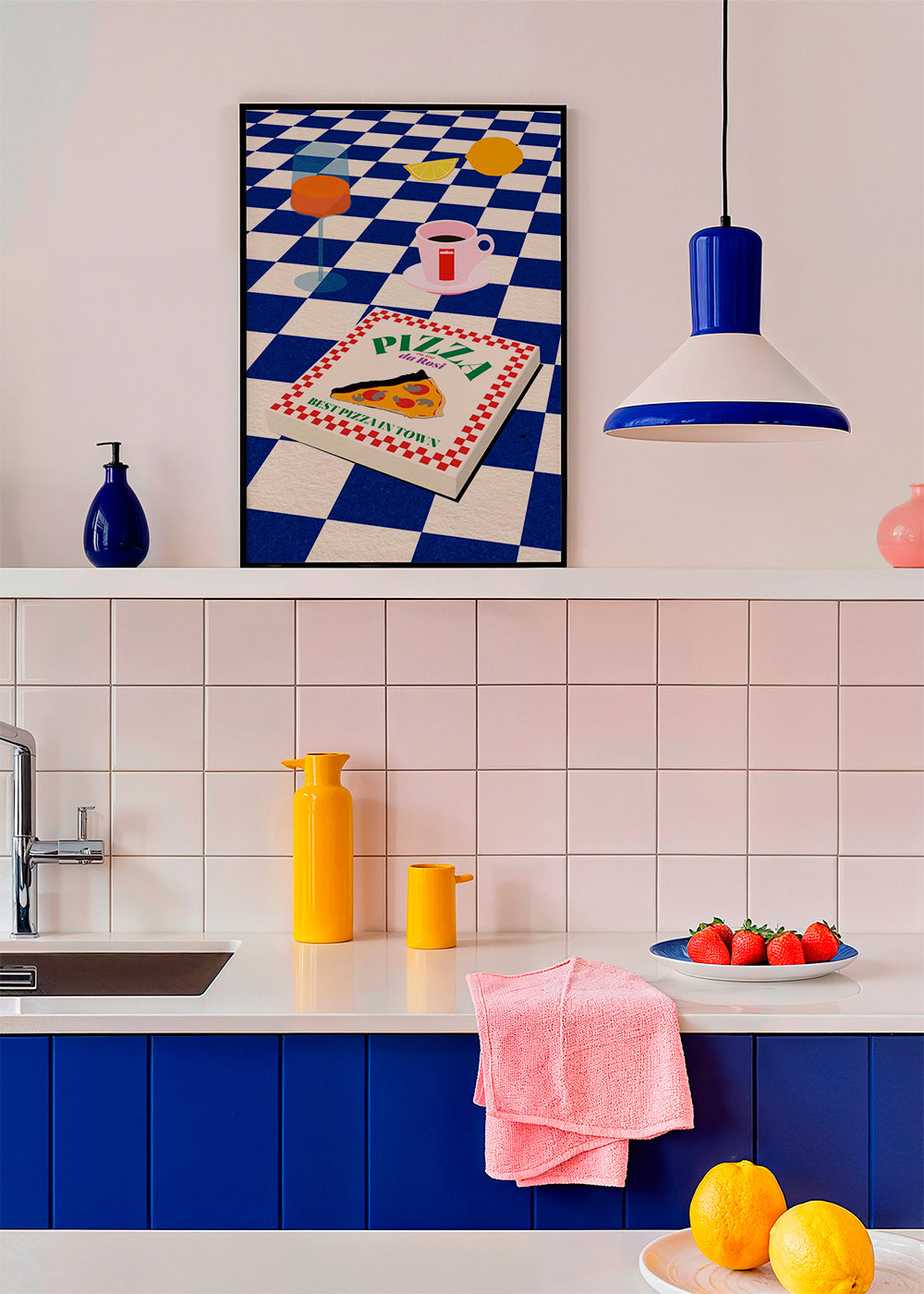 Køkkenkunst med pizza og kaffe på skakbræt