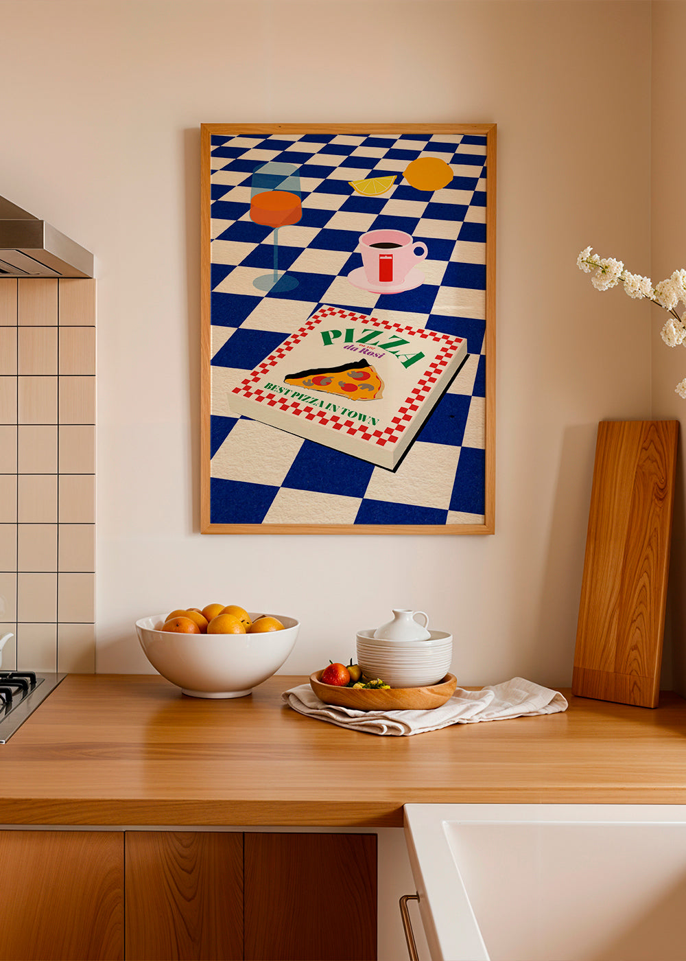 Køkkenkunst med pizza og kaffe på skakbræt