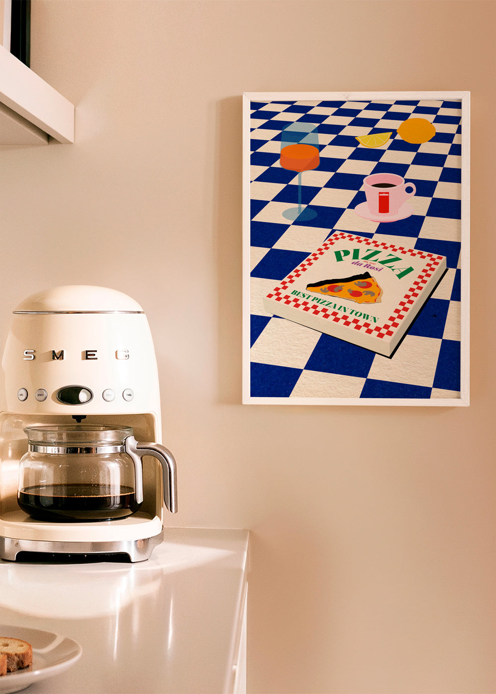 Køkkenkunst med pizza og kaffe på skakbræt