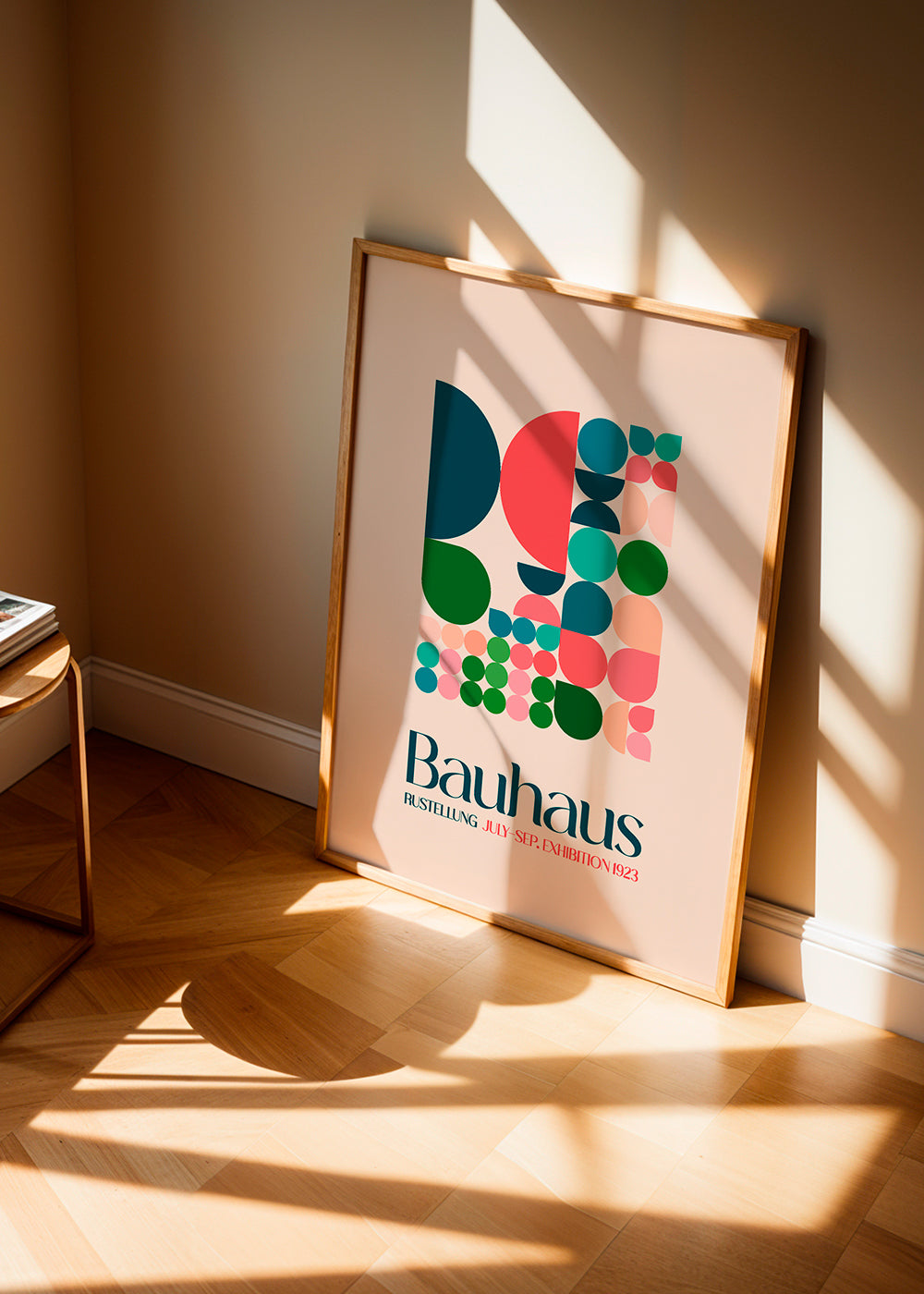 Geometrisk Bauhaus-plakat med blokke og typografi