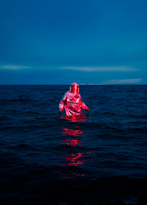 Landskabsbillede med astronaut i havet