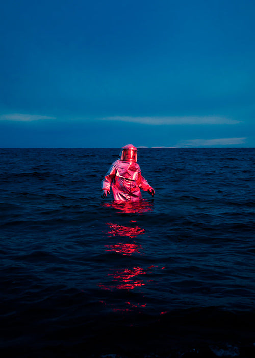 Landskabsbillede med astronaut i havet