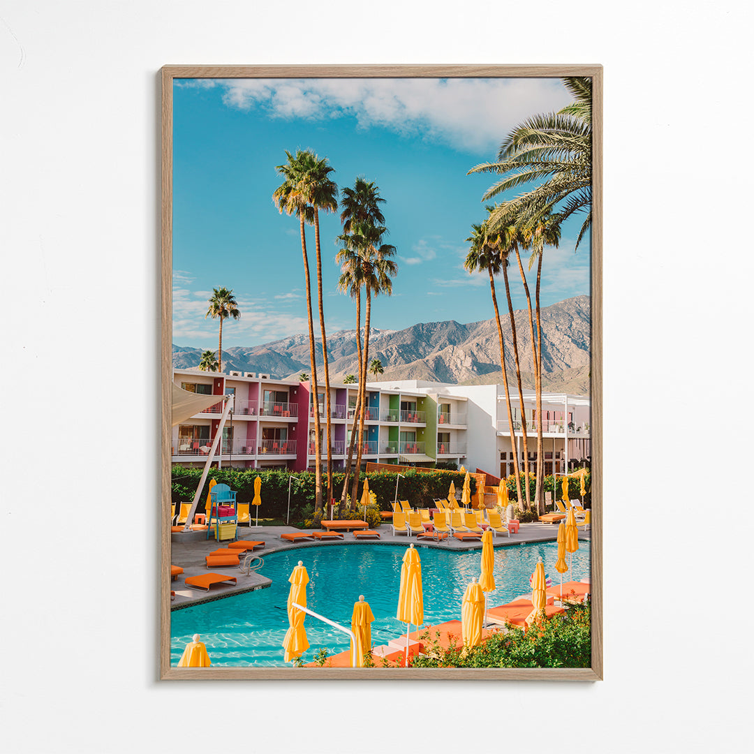Landskab med palmer og pool i sommerfarver