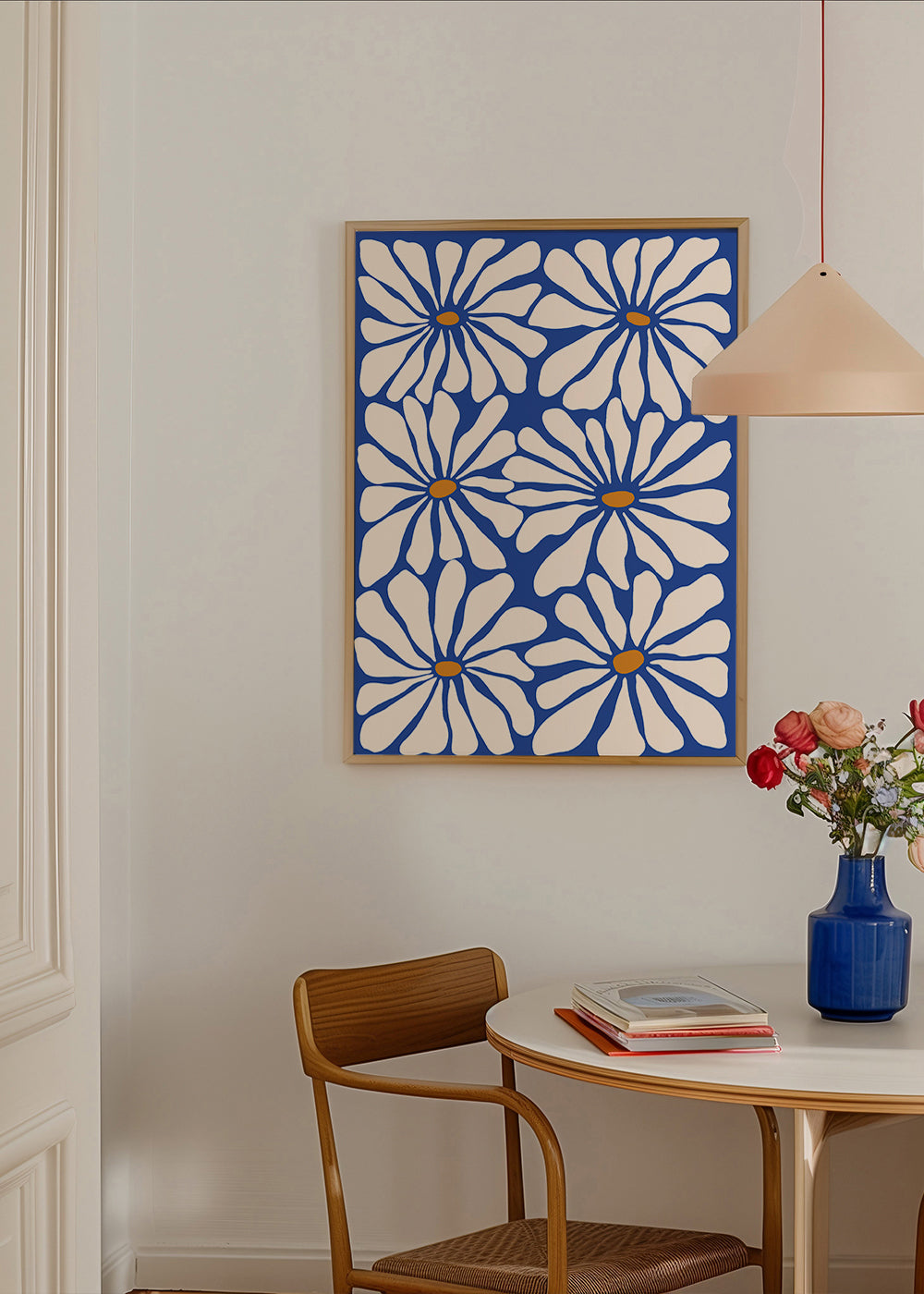 Botanisk plakat hvide margueritter på blå baggrund