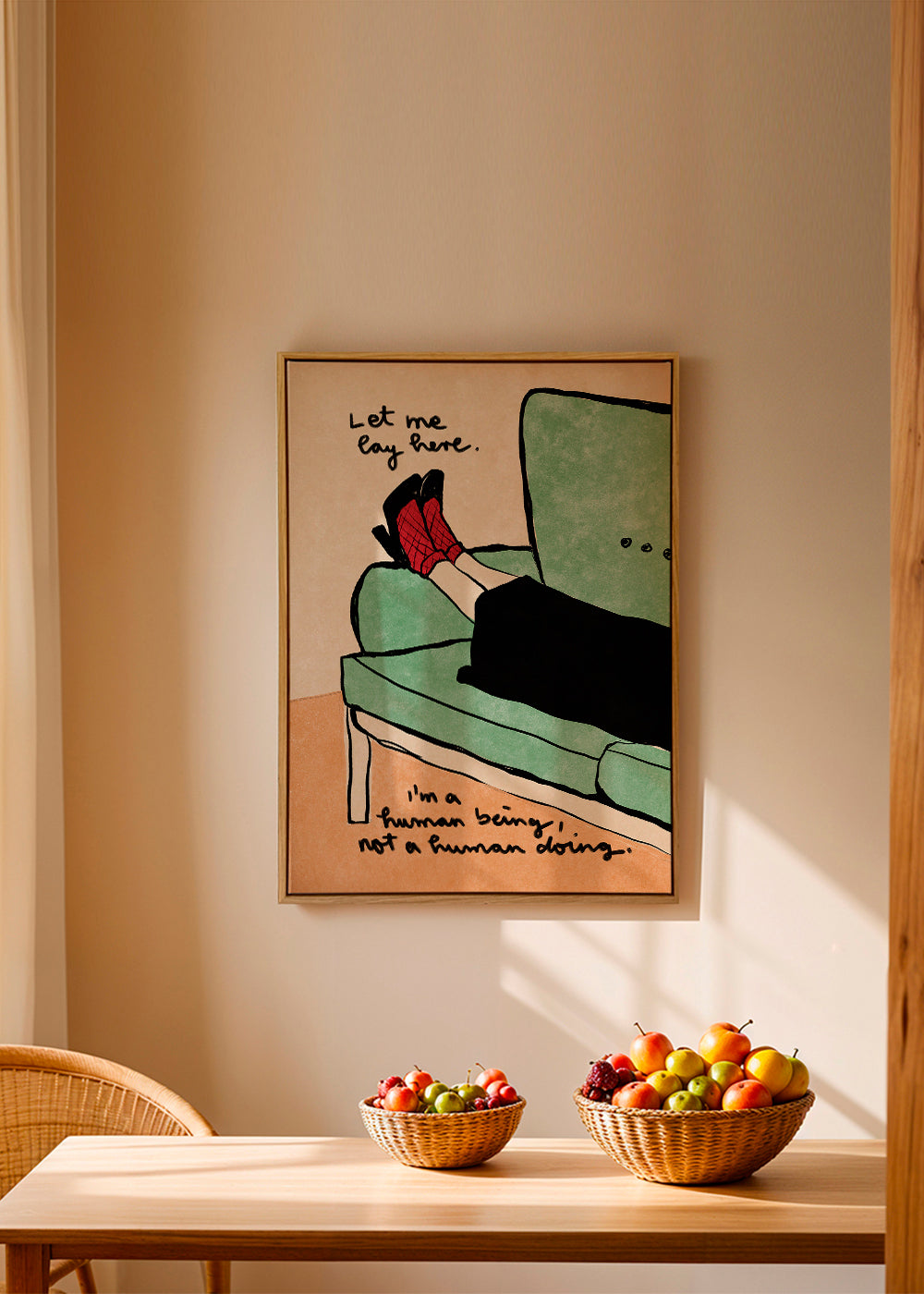 Illustration ben på sofa med håndskrevet tekst