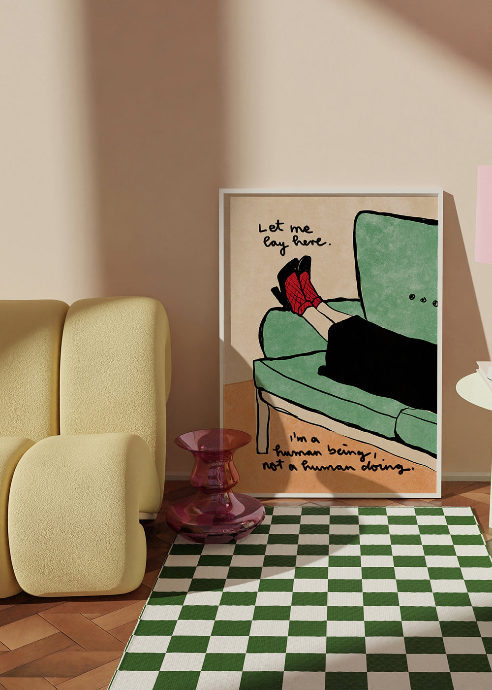 Illustration ben på sofa med håndskrevet tekst