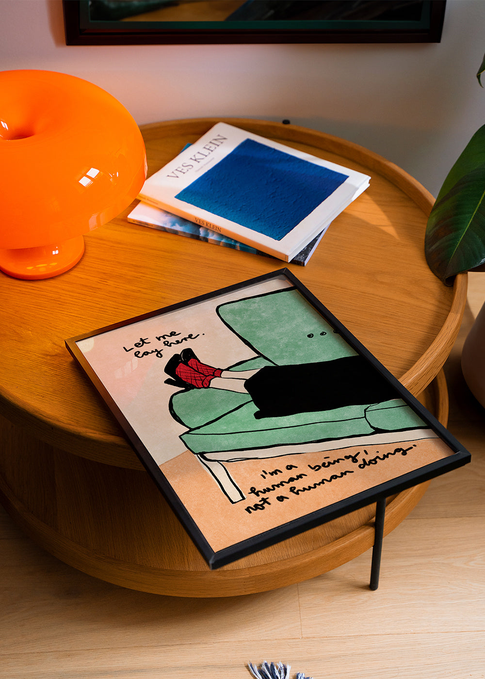 Illustration ben på sofa med håndskrevet tekst