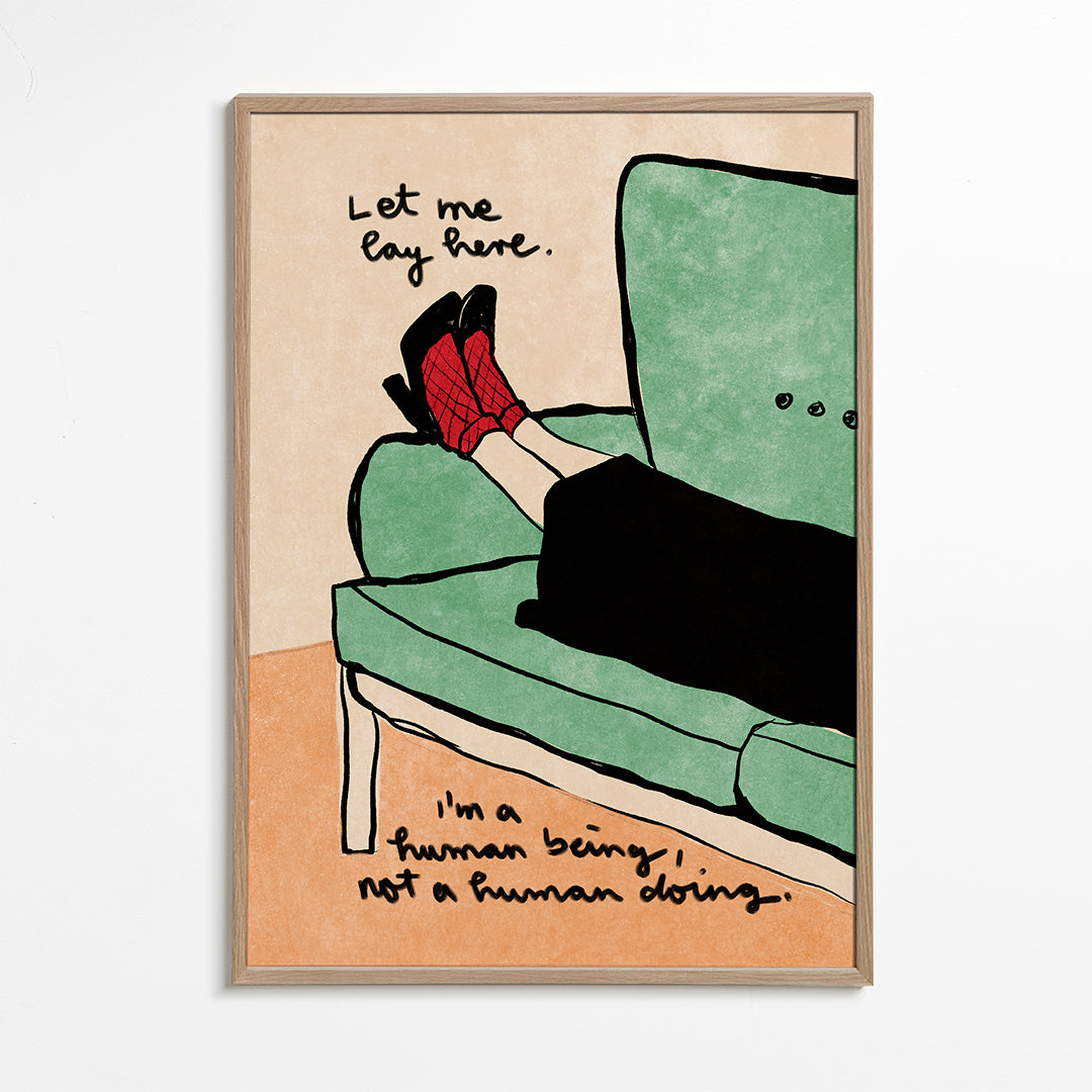 Illustration ben på sofa med håndskrevet tekst