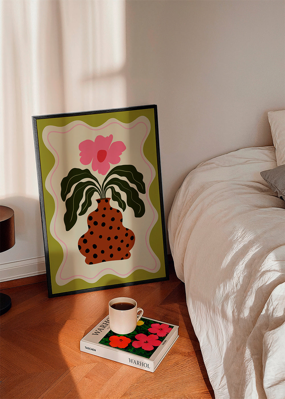 Botanisk plakat med rosa blomst og prikket vase