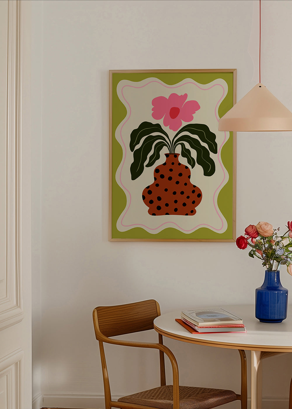 Botanisk plakat med rosa blomst og prikket vase