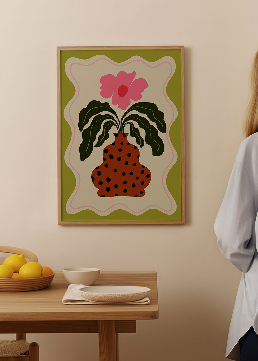Botanisk plakat med rosa blomst og prikket vase