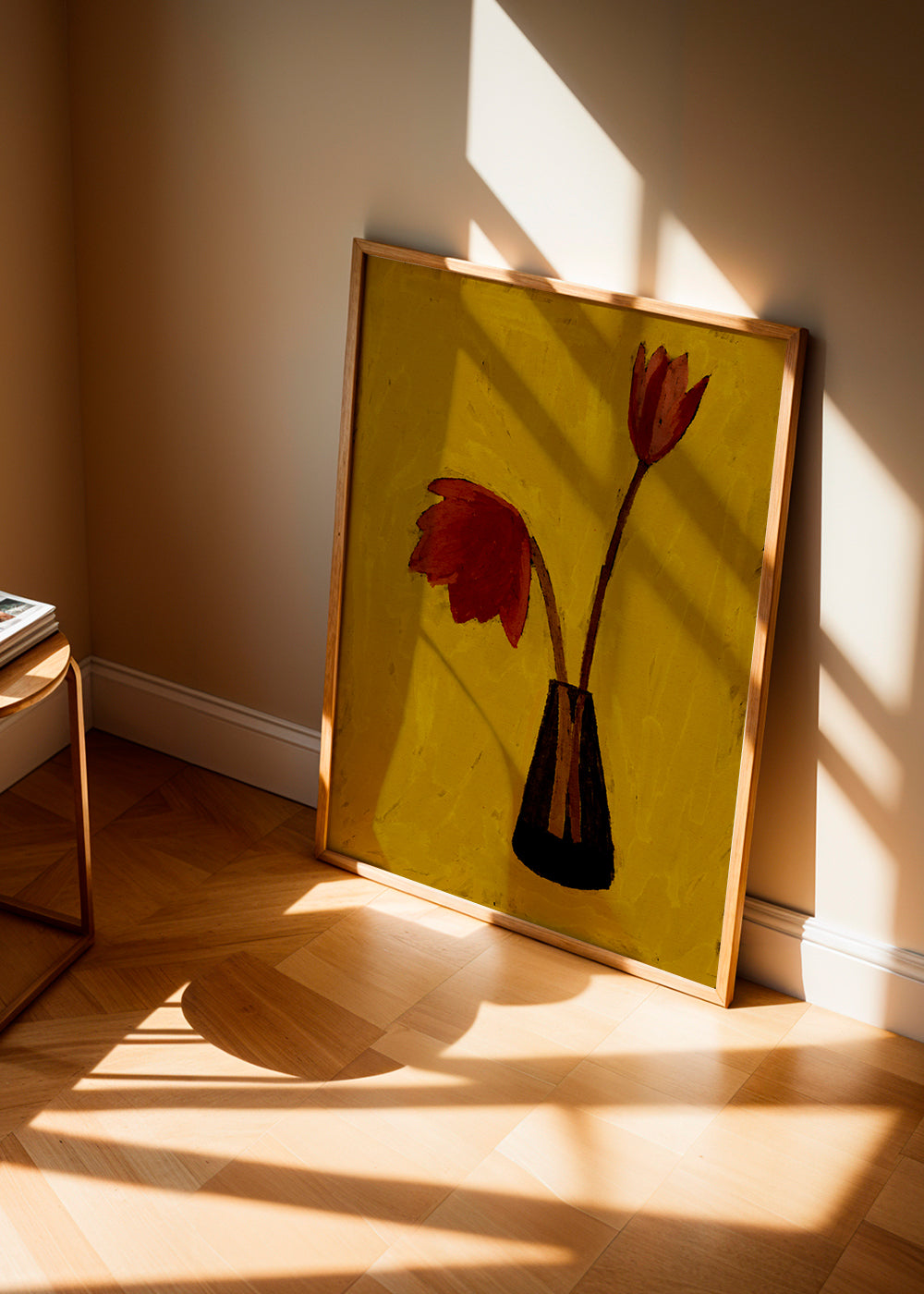 Botanisk plakat med røde tulipaner på gul baggrund