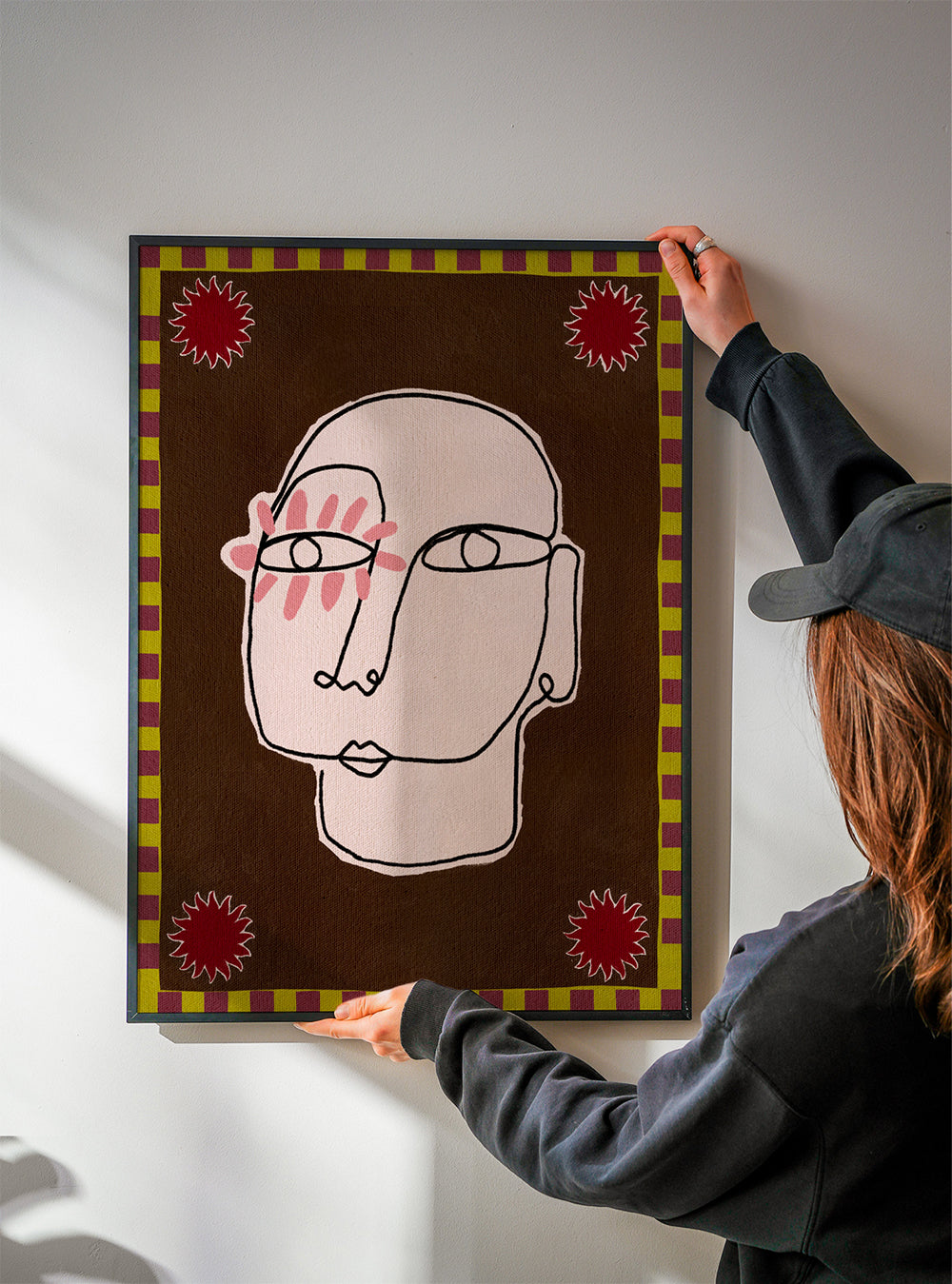 Illustration: lineært ansigt på brun baggrund
