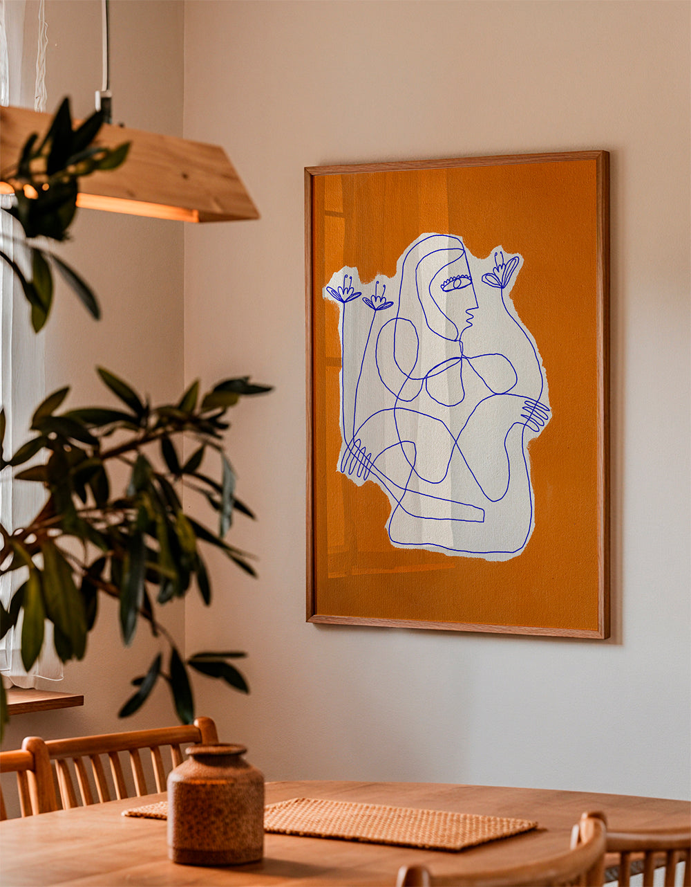Illustration: linjefigur med blomster på orange