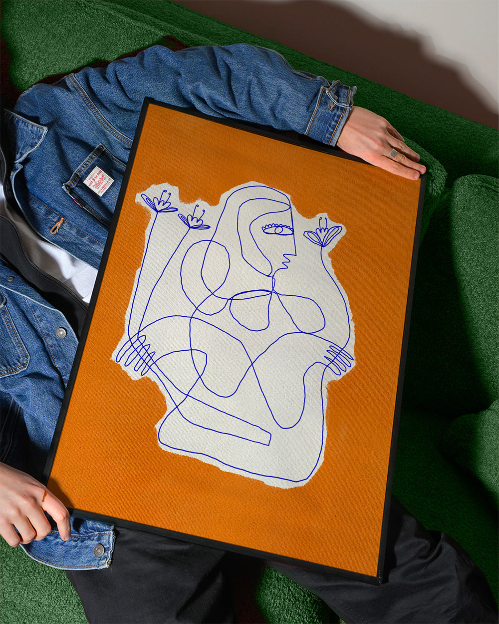 Illustration: linjefigur med blomster på orange
