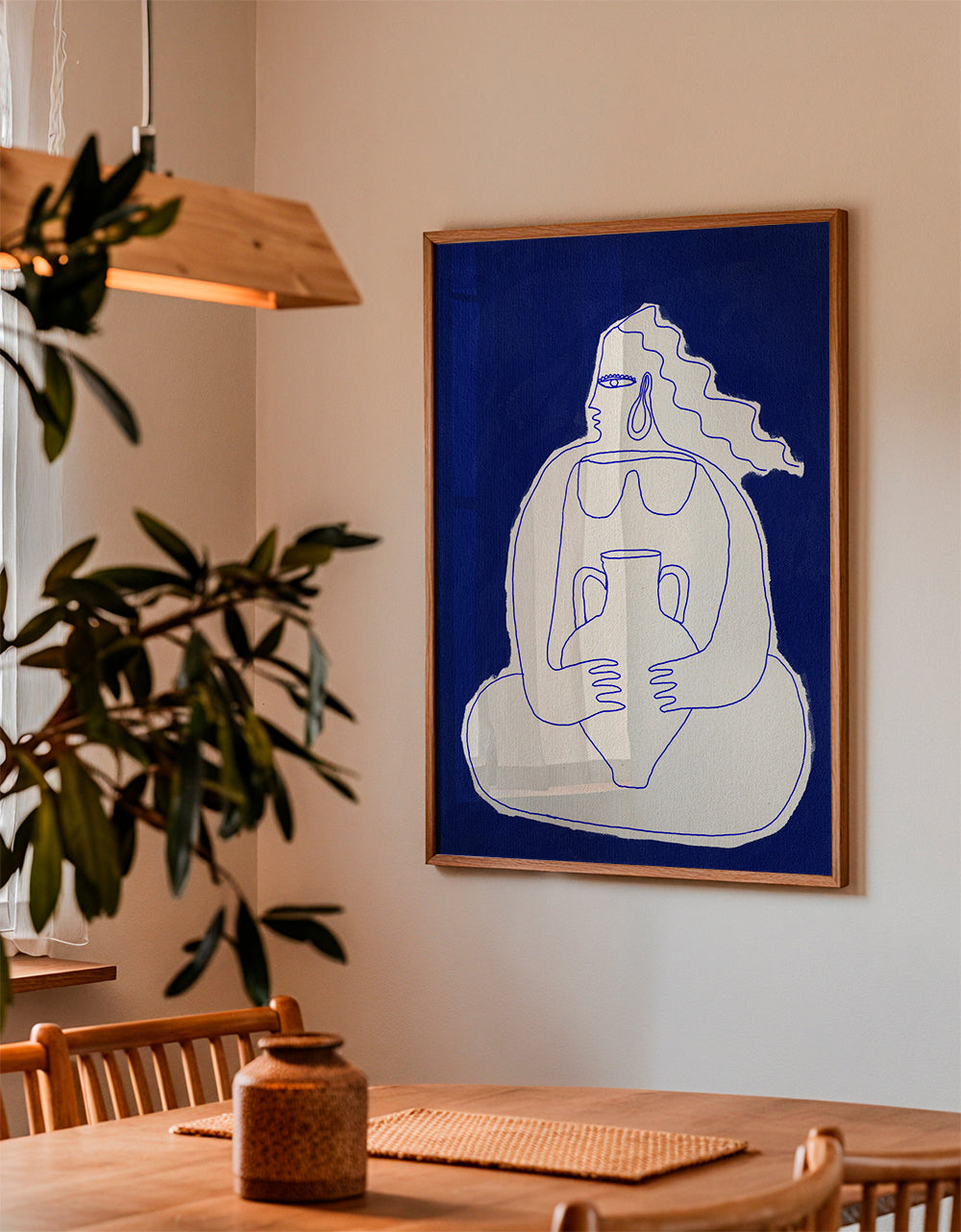 Illustration af figur med urne på blå baggrund